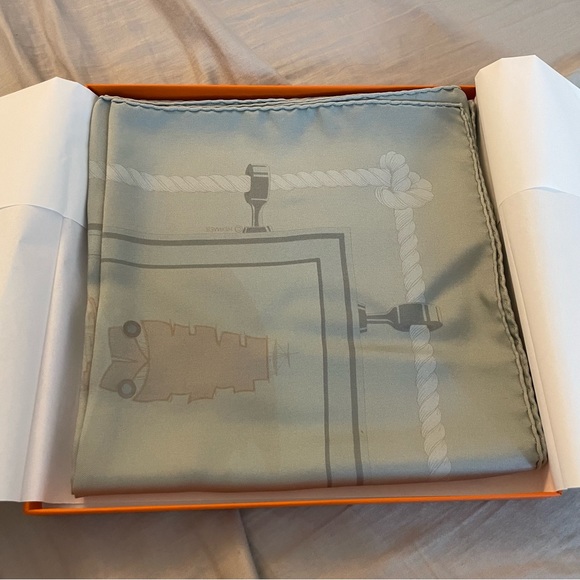 New with tags Hermes Limited Edition Silk Wash Scarf - Picture 7 of 9